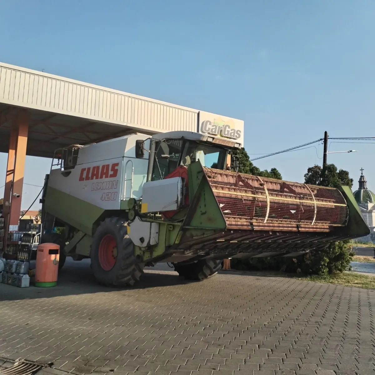 Kombajn na Car Gas pumpi